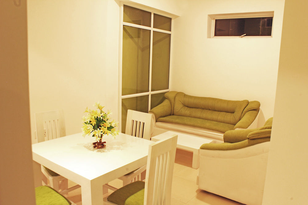 Thilhara Days Inn Colombo Buitenkant foto