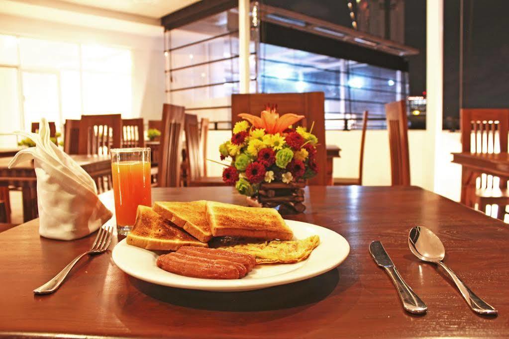 Thilhara Days Inn Colombo Buitenkant foto